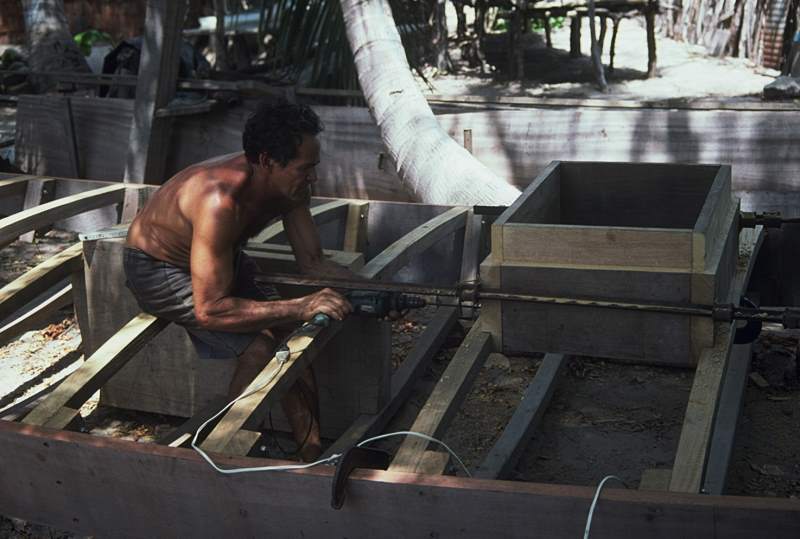 A carpenter building a Jangada de Tábuas (planked jangada)